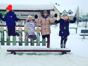 Skaczący z radości i w szalonych nastrojach Szymek, Zuzia, Natalia i Julka