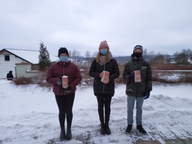 trzech wolontariuszy kwestujących na rzecz potrzebujących