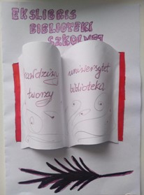  ''Ekslibris biblioteki szkolnej'' - rozłożona książka, pod nią gęsie pióro