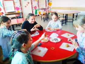 Ola, Julia, Patrycja, Zuzia i Kinga szczęśliwe po wykonaniu własnoręcznych słodyczy. 