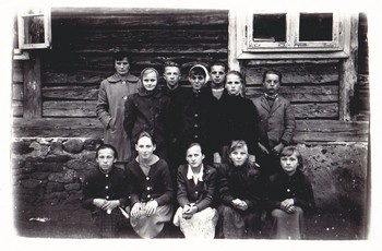 4. Klasa VII na tle budynku należacego do Józefa Gonciarza w Oblęgorze wych Pani Kowalska