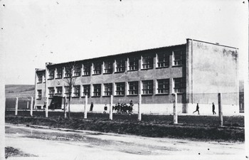 7.Budynek szkoły w pierwszych latach po oddaniu do użytku